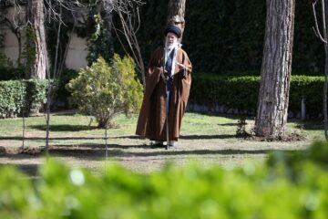 کاشت دو اصله نهال میوه توسط رهبر انقلاب اسلامی در روز درختکاری