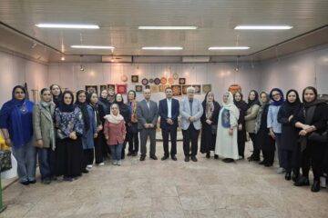 حضور محمدحسن عاقل‌منش رئیس کمیسیون گردشگری شورای اسلامی شهر رشت در مراسم افتتاح نمایشگاه صنایع دستی جمعی از بانوان هنرمند که در گالری مارلیک مجتمع فرهنگی هنری خاتم الانبیاء(ص)رشت در حال برگزاری است